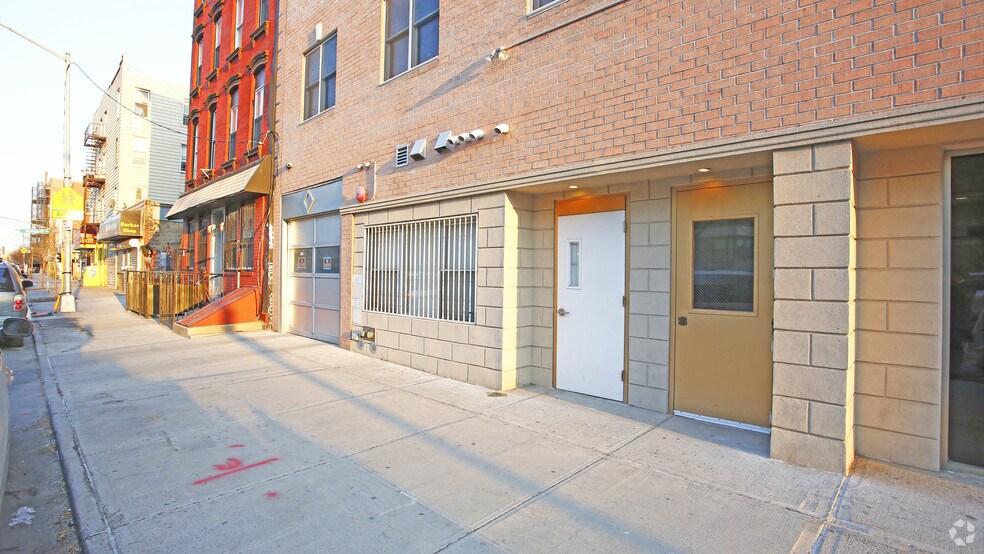 145-149 Maujer St, Brooklyn, NY à louer - Photo de l’immeuble – Image 2 sur 7