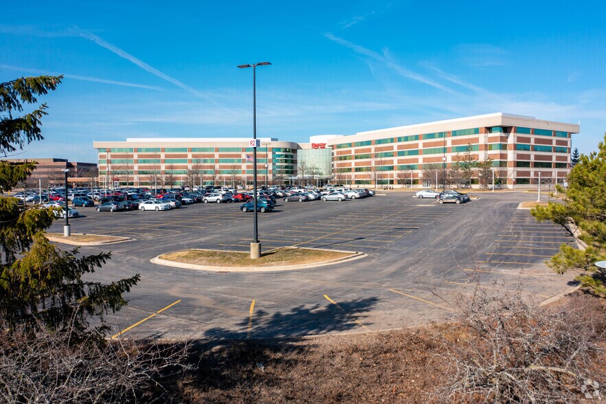 5151 Corporate Dr, Troy, MI à louer - Photo de l’immeuble – Image 2 sur 8