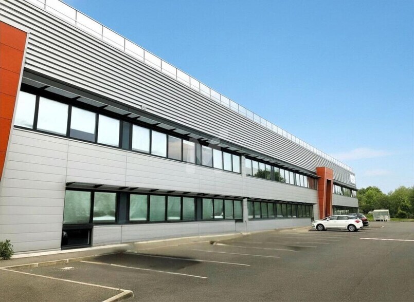Local d’activités dans Moissy-Cramayel à louer - Photo de l’immeuble – Image 1 sur 7