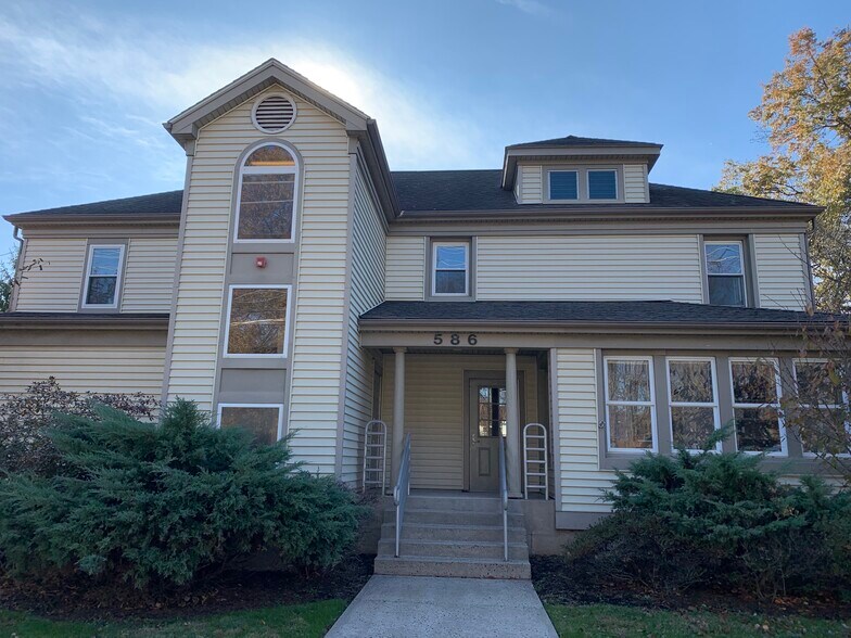 586 E Main St, Bridgewater, NJ à vendre - Photo de l’immeuble – Image 1 sur 5