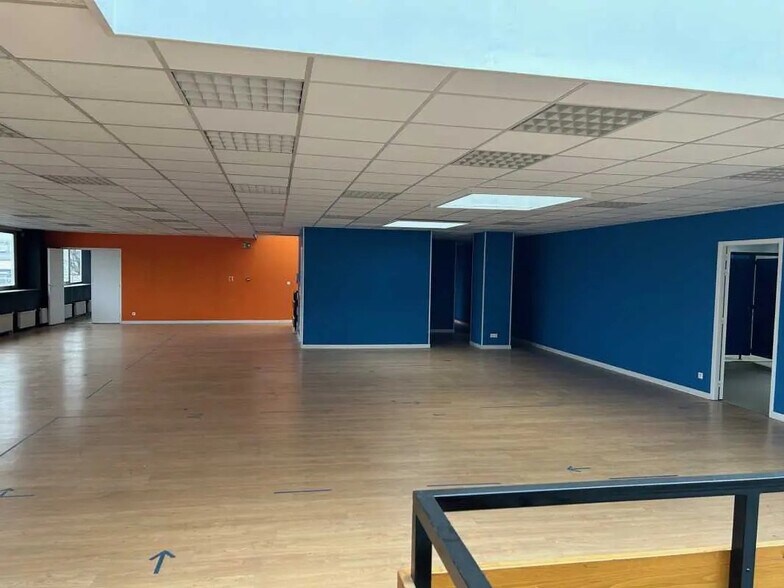 Local d’activités dans Sotteville-lès-Rouen à louer - Photo de l’immeuble – Image 1 sur 3