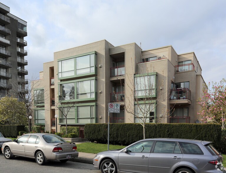 1239 W 14th Ave, Vancouver, BC à vendre - Photo de l’immeuble – Image 2 sur 4