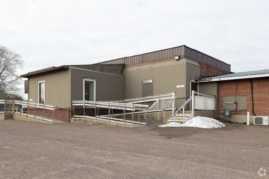 206 S Roosevelt Rd, Black River Falls, WI à louer - Photo de l’immeuble – Image 2 sur 2