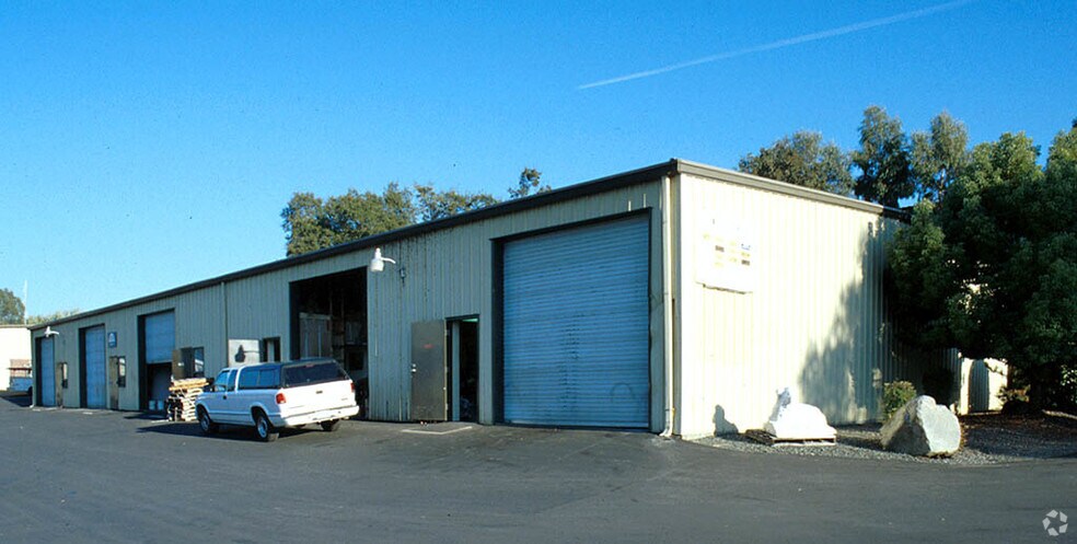 54-66 P & S Ln, Newcastle, CA à louer - Photo principale – Image 1 sur 5