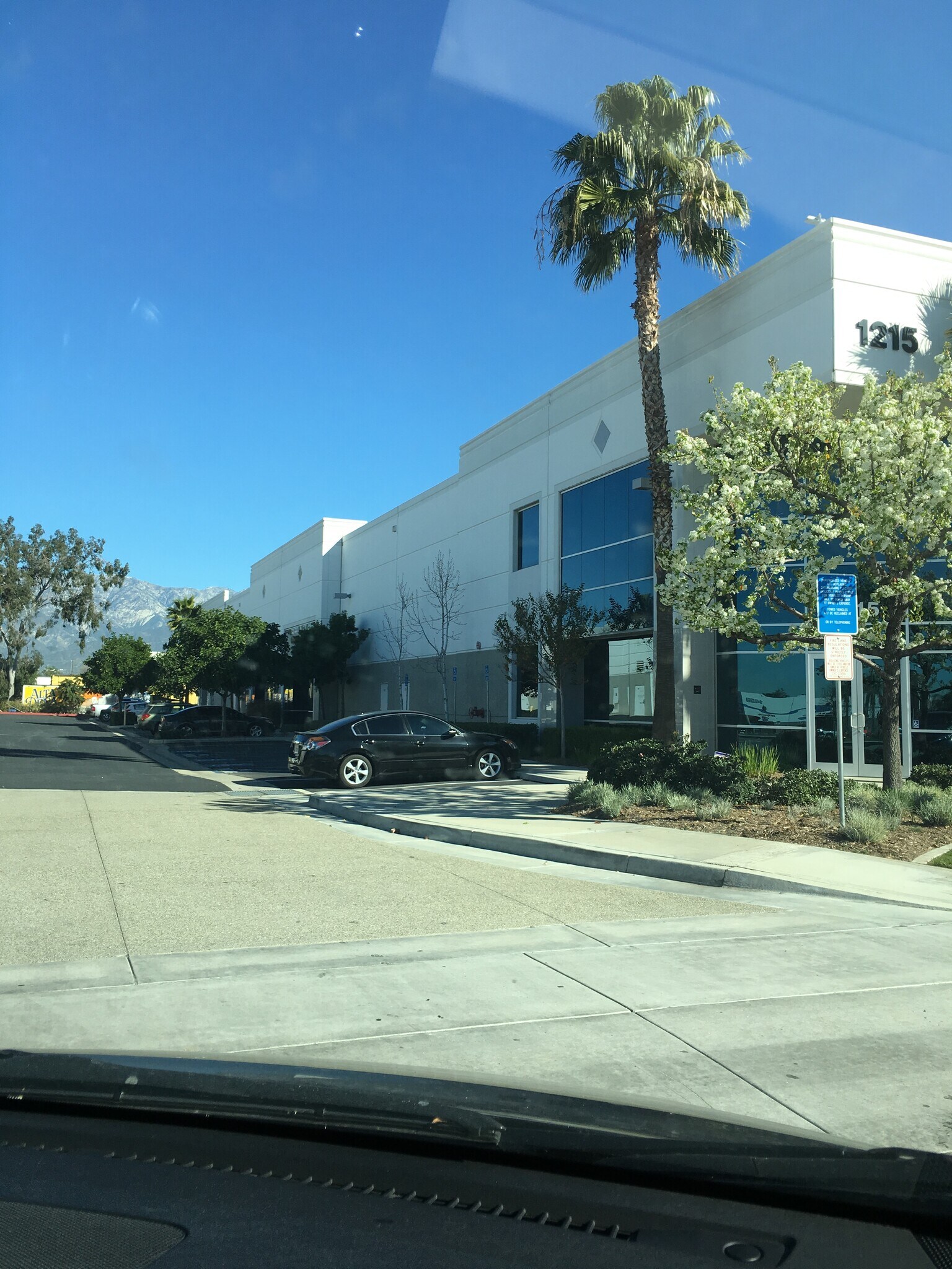 1215 E Acacia St, Ontario, CA à louer Photo de l’immeuble– Image 1 sur 3