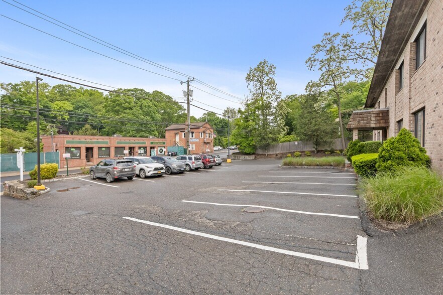 7 Riversville Rd, Greenwich, CT à louer - Photo de l’immeuble – Image 3 sur 12