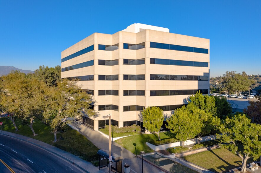 900 Corporate Center Dr, Monterey Park, CA à louer - Photo de l’immeuble – Image 1 sur 15
