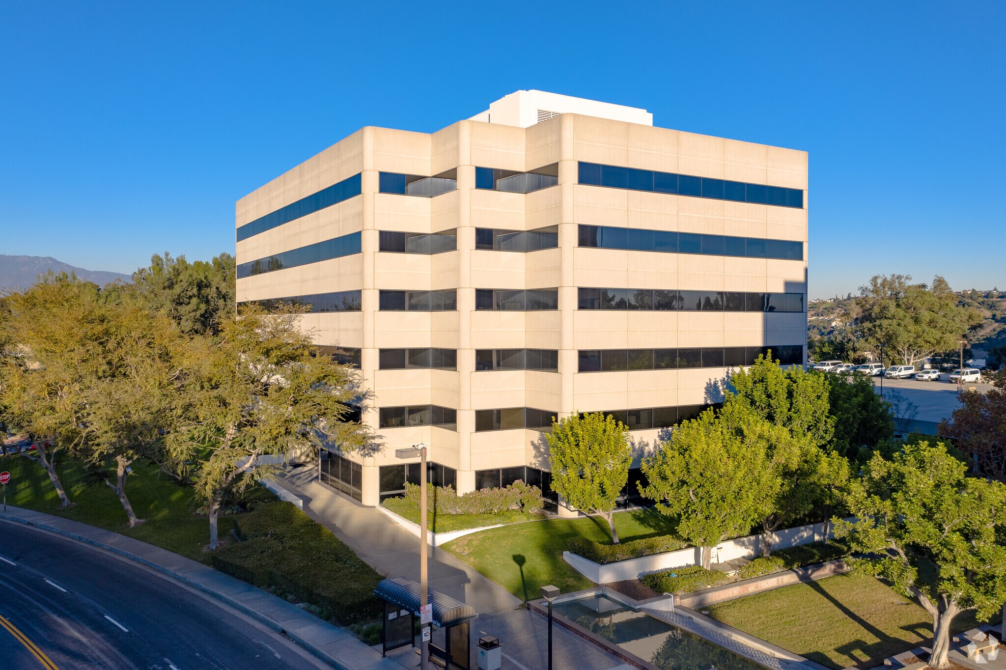 900 Corporate Center Dr, Monterey Park, CA à louer Photo de l’immeuble– Image 1 sur 16
