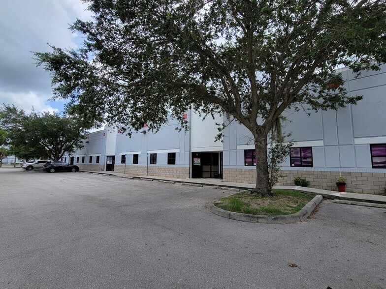 5565 Lee St, Lehigh Acres, FL à louer - Photo de l’immeuble – Image 2 sur 3