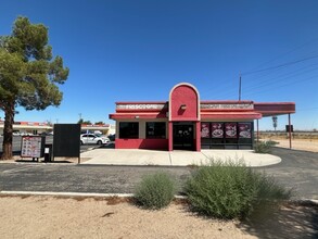 11424 Chamberlaine Way, Adelanto, CA à louer Photo de l’immeuble– Image 2 sur 9