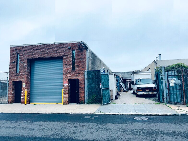 132-53 34th Ave, Flushing, NY à vendre - Photo de l’immeuble – Image 1 sur 6
