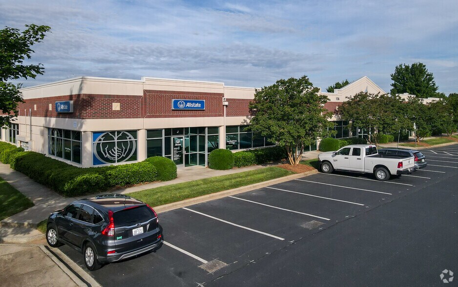136 Corporate Park Dr, Mooresville, NC à louer - Photo principale – Image 1 sur 2
