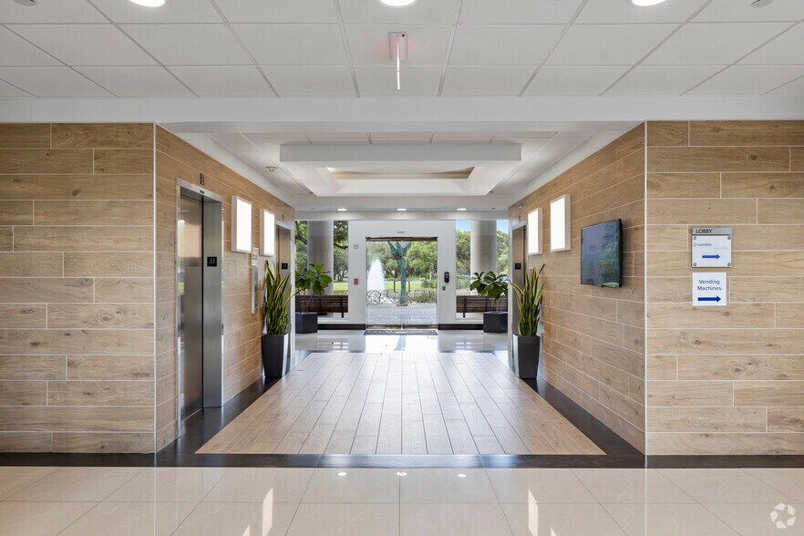 6301 NW 5th Way, Fort Lauderdale, FL à louer - Hall d’entrée – Image 3 sur 12