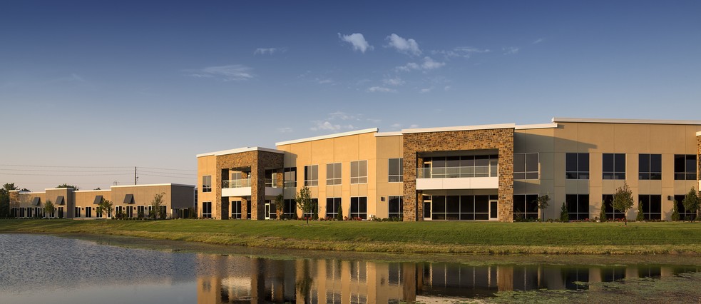 10111 E 21st St N, Wichita, KS à louer - Photo de l’immeuble – Image 3 sur 13