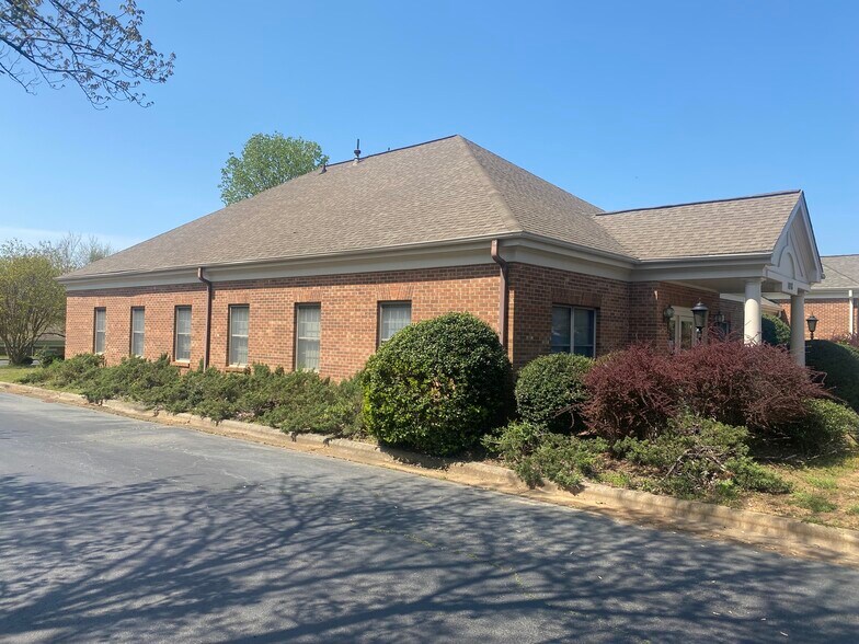 1018 Lee Ann Dr, Concord, NC à vendre - Photo de l’immeuble – Image 2 sur 11