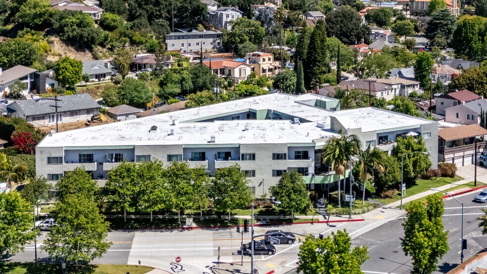 1595 E Chevy Chase Dr, Glendale, CA à vendre - Photo de l’immeuble – Image 2 sur 12