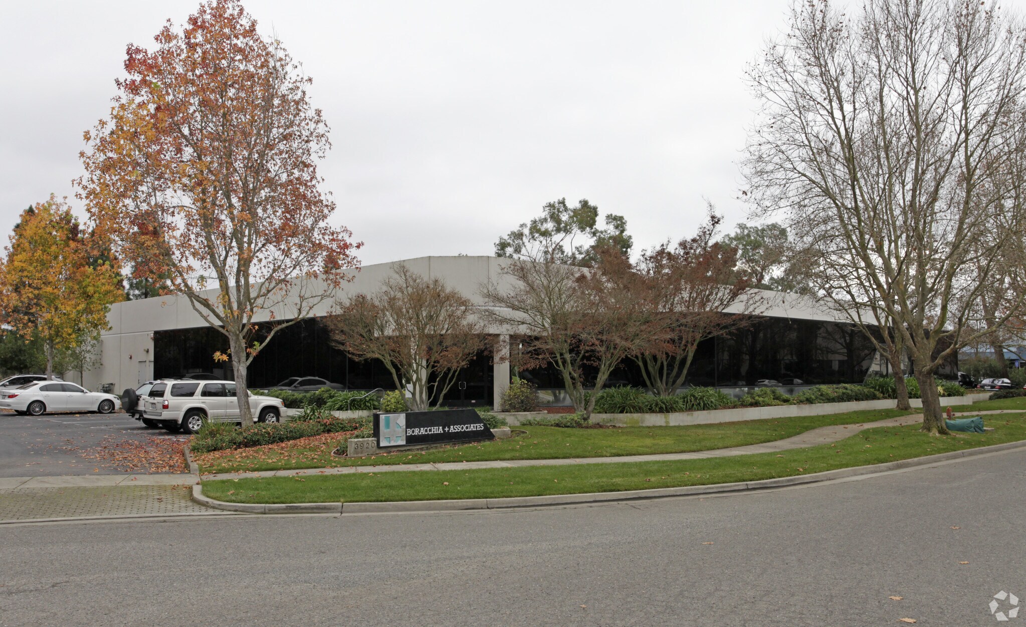 3920 Cypress Dr, Petaluma, CA à louer Photo de l’immeuble– Image 1 sur 10