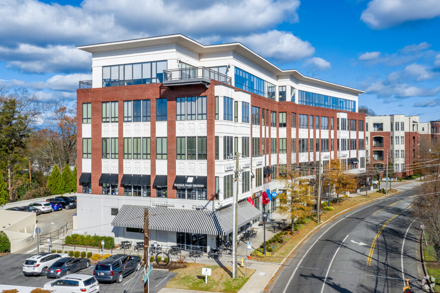 2820 Selwyn Ave, Charlotte, NC à louer - Photo de l’immeuble – Image 2 sur 11