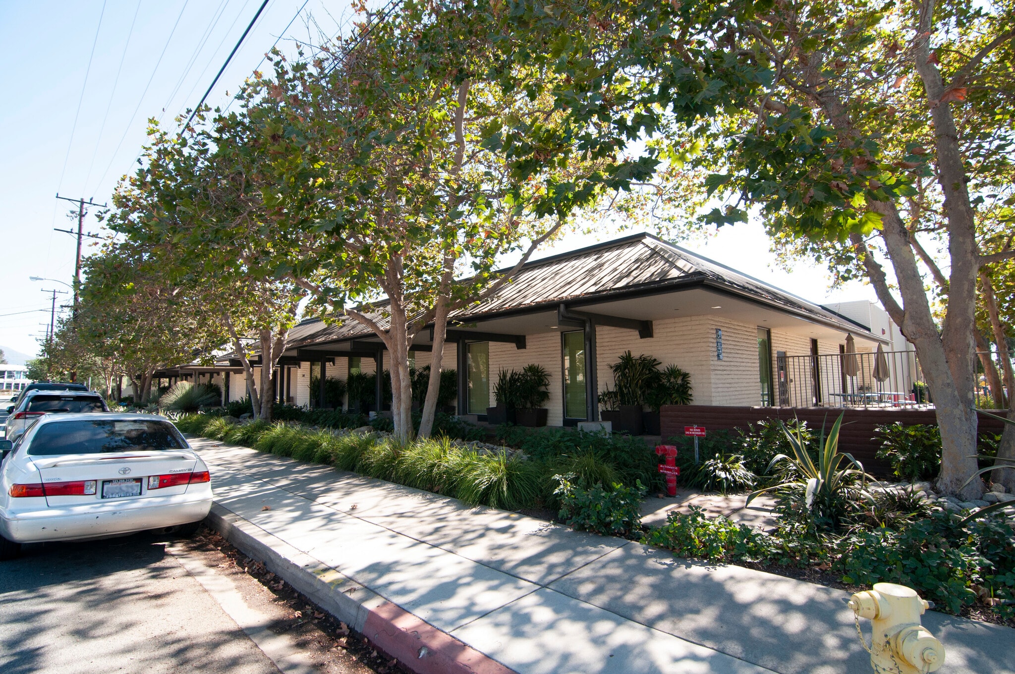 540 W Woodbury Rd, Altadena, CA à louer Photo de l’immeuble– Image 1 sur 3