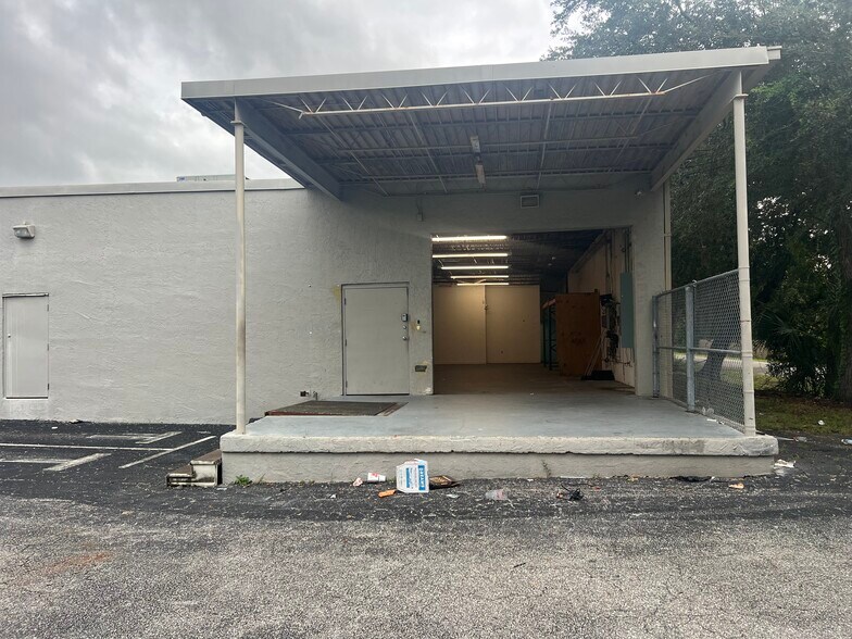 1700-1750 N Tamiami Trl, North Fort Myers, FL à louer - Photo de l’immeuble – Image 3 sur 8