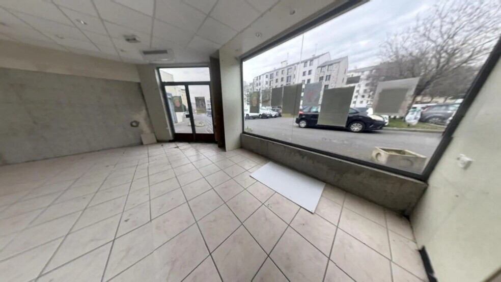 Local commercial dans Creil à louer - Photo de l’immeuble – Image 3 sur 7