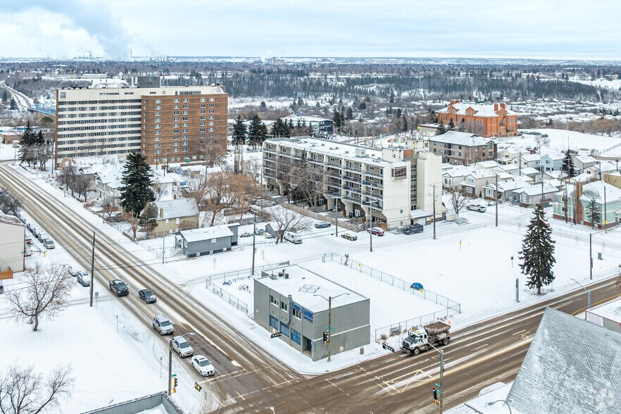 10335 95th St NW, Edmonton, AB à louer - Aérien – Image 2 sur 3