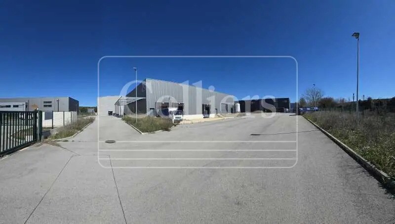 Local d'activités dans Meyreuil à vendre - Photo de l’immeuble – Image 3 sur 11