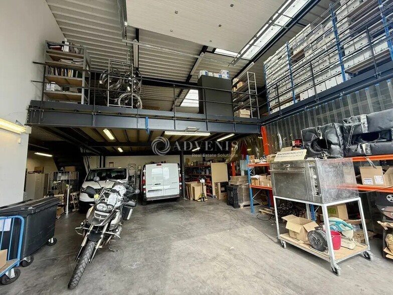 Local d’activités dans Vaulx-en-Velin à louer - Photo de l’immeuble – Image 3 sur 12