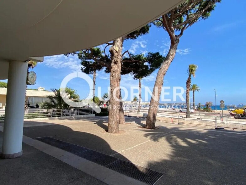 Local commercial dans Fréjus à louer - Photo de l’immeuble – Image 1 sur 4