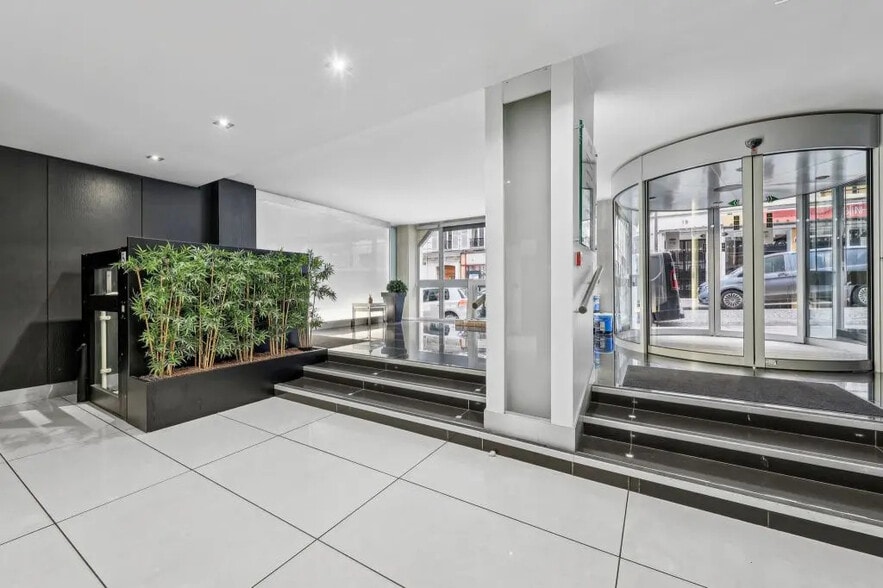 18 Rue Jean Giraudoux, Paris à louer - Photo de l’immeuble – Image 2 sur 9