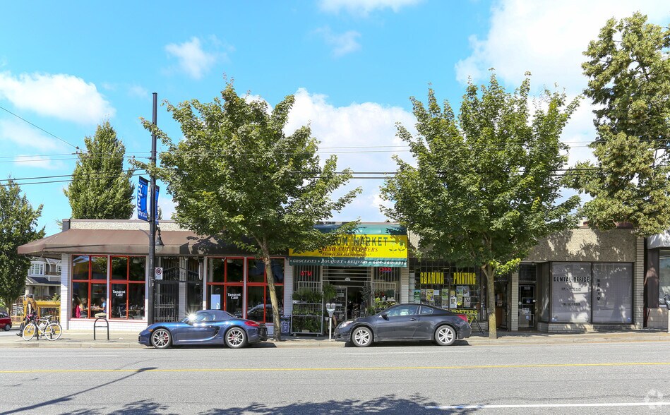 2085 Commercial Dr, Vancouver, BC à vendre - Photo de l’immeuble – Image 2 sur 3