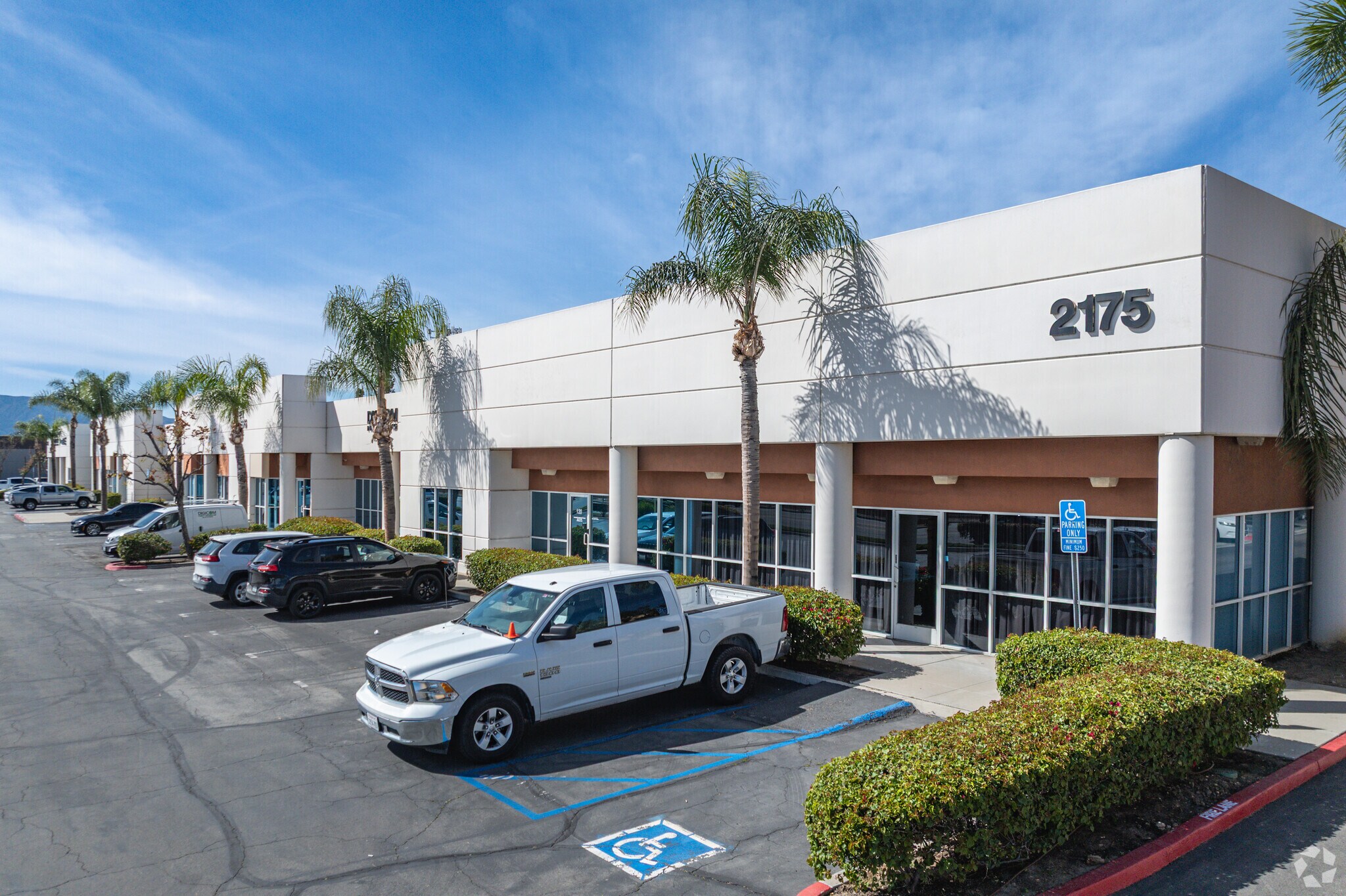 2175 Sampson Ave, Corona, CA à louer Photo principale– Image 1 sur 7