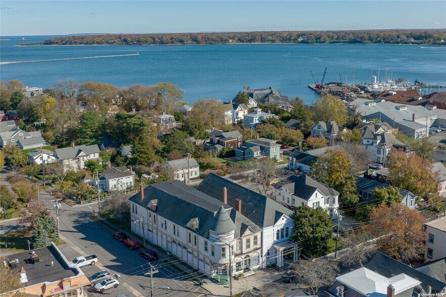 434 Main St, Greenport, NY à vendre - Photo principale – Image 1 sur 17