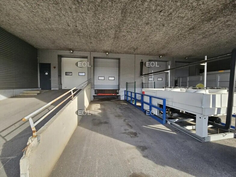 Local d’activités dans Ivry-sur-Seine à louer - Photo de l’immeuble – Image 3 sur 12