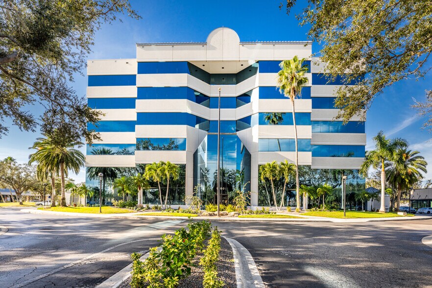 18501 Murdock Cir, Port Charlotte, FL à louer - Photo de l’immeuble – Image 3 sur 31