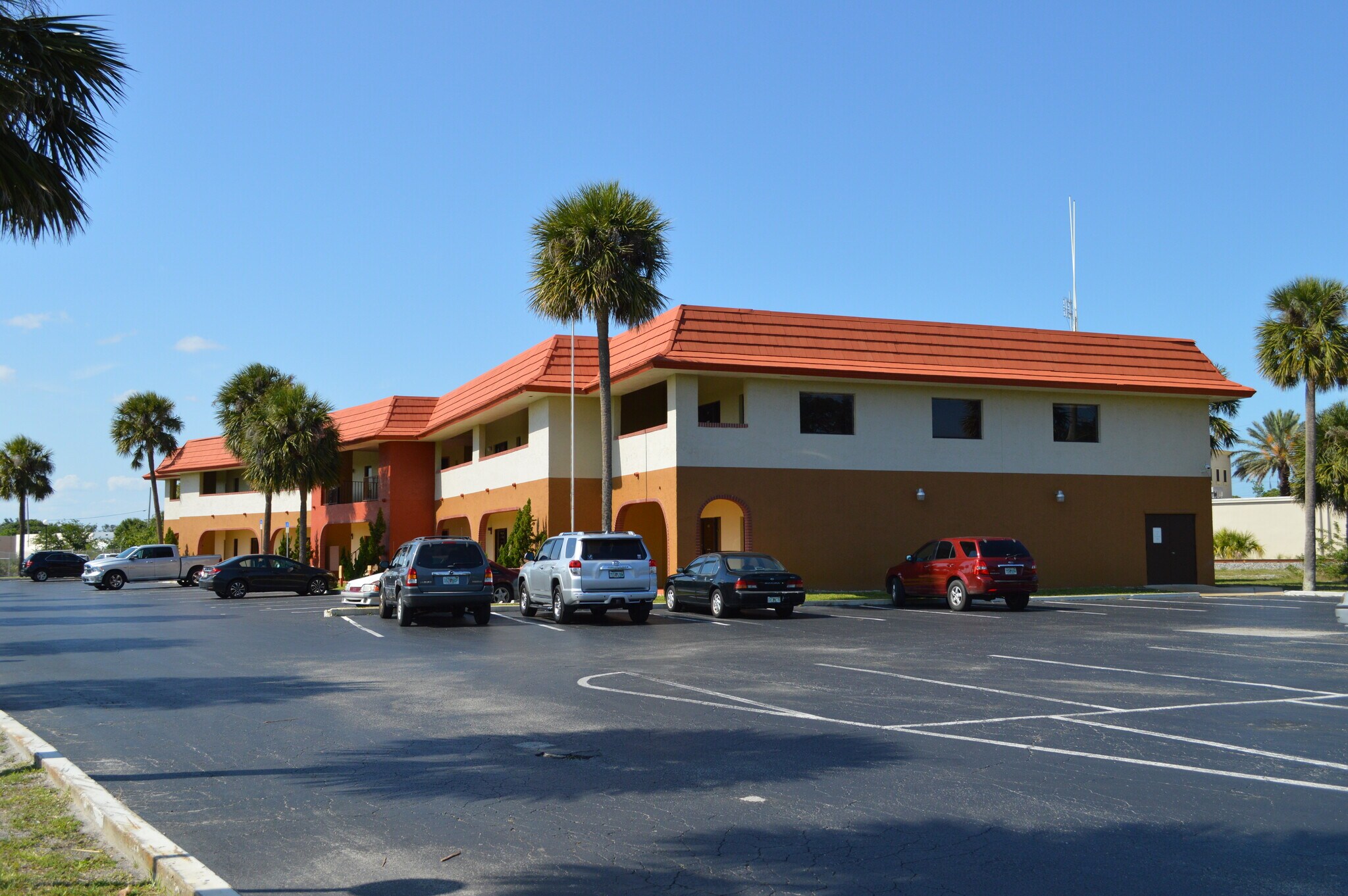 551 S Apollo Blvd, Melbourne, FL à louer Photo principale– Image 1 sur 10