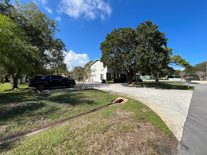 1514 SE Port St Lucie Blvd, Port Saint Lucie, FL à vendre - Photo de l’immeuble – Image 3 sur 27
