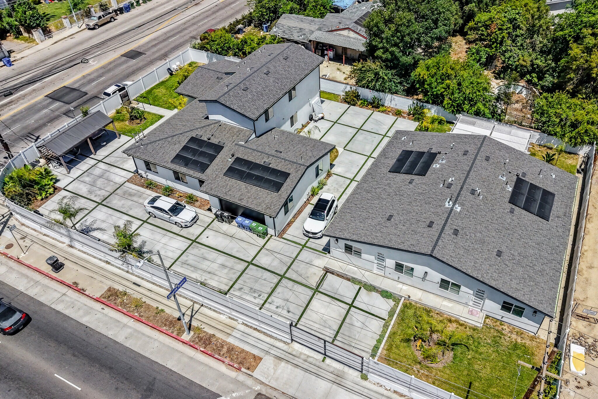 18853 Saticoy St, Reseda, CA à vendre Photo de l’immeuble– Image 1 sur 25