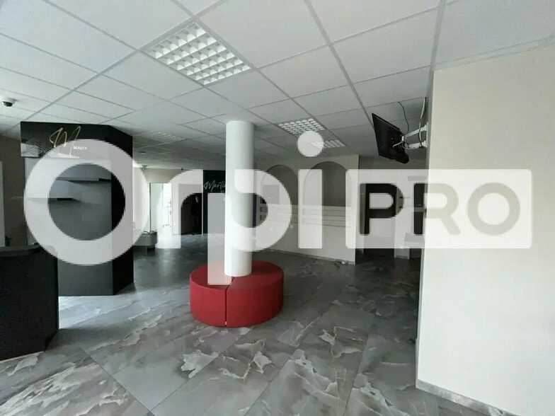 Local commercial dans La Verpillière à vendre - Photo de l’immeuble – Image 3 sur 6
