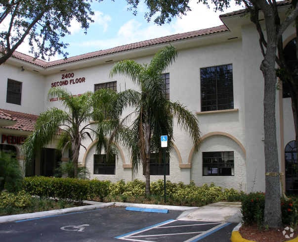 2400 N University Dr, Pembroke Pines, FL à louer - Photo de l’immeuble – Image 1 sur 8