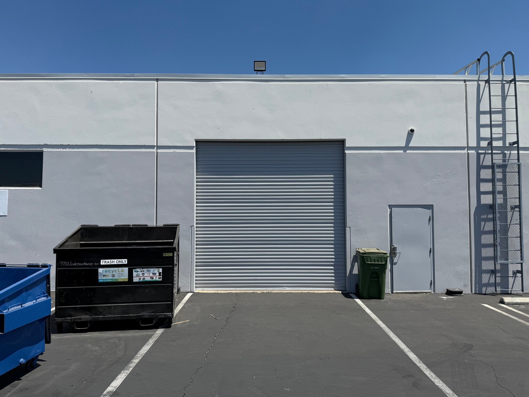 9741-9803 Independence Ave, Chatsworth, CA à louer Photo intérieure– Image 1 sur 11