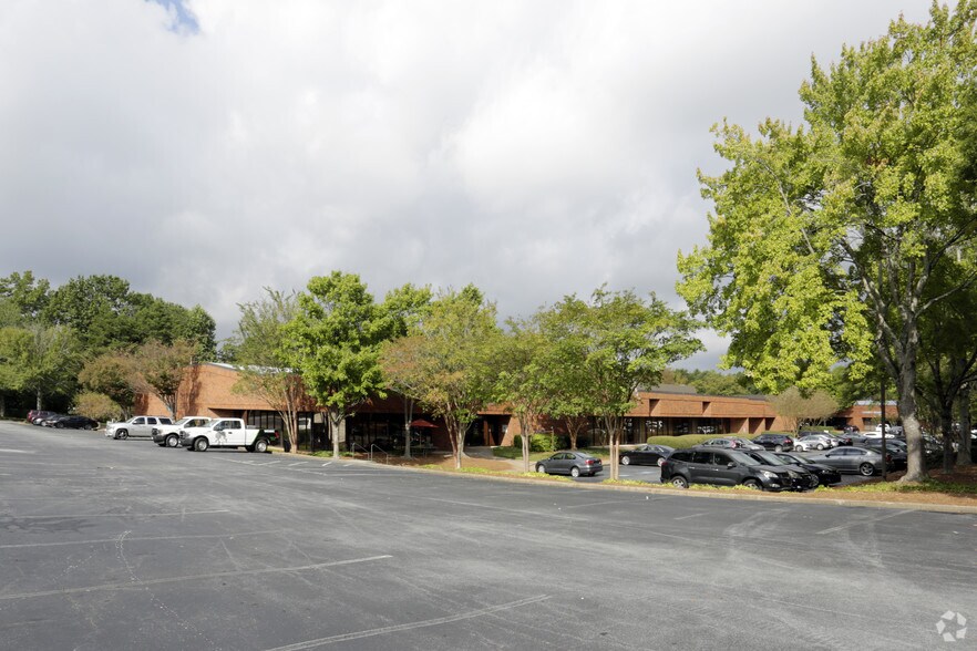 5875 Peachtree Industrial Blvd, Peachtree Corners, GA à louer - Photo de l’immeuble – Image 2 sur 10