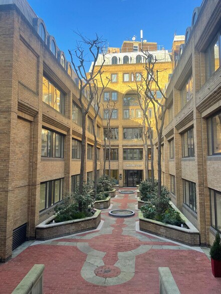 7 Curzon St, Londres à louer - Photo de l’immeuble – Image 3 sur 12