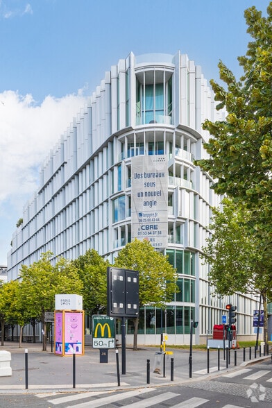 Bureau dans Saint-Denis à louer - Photo de l’immeuble – Image 2 sur 2