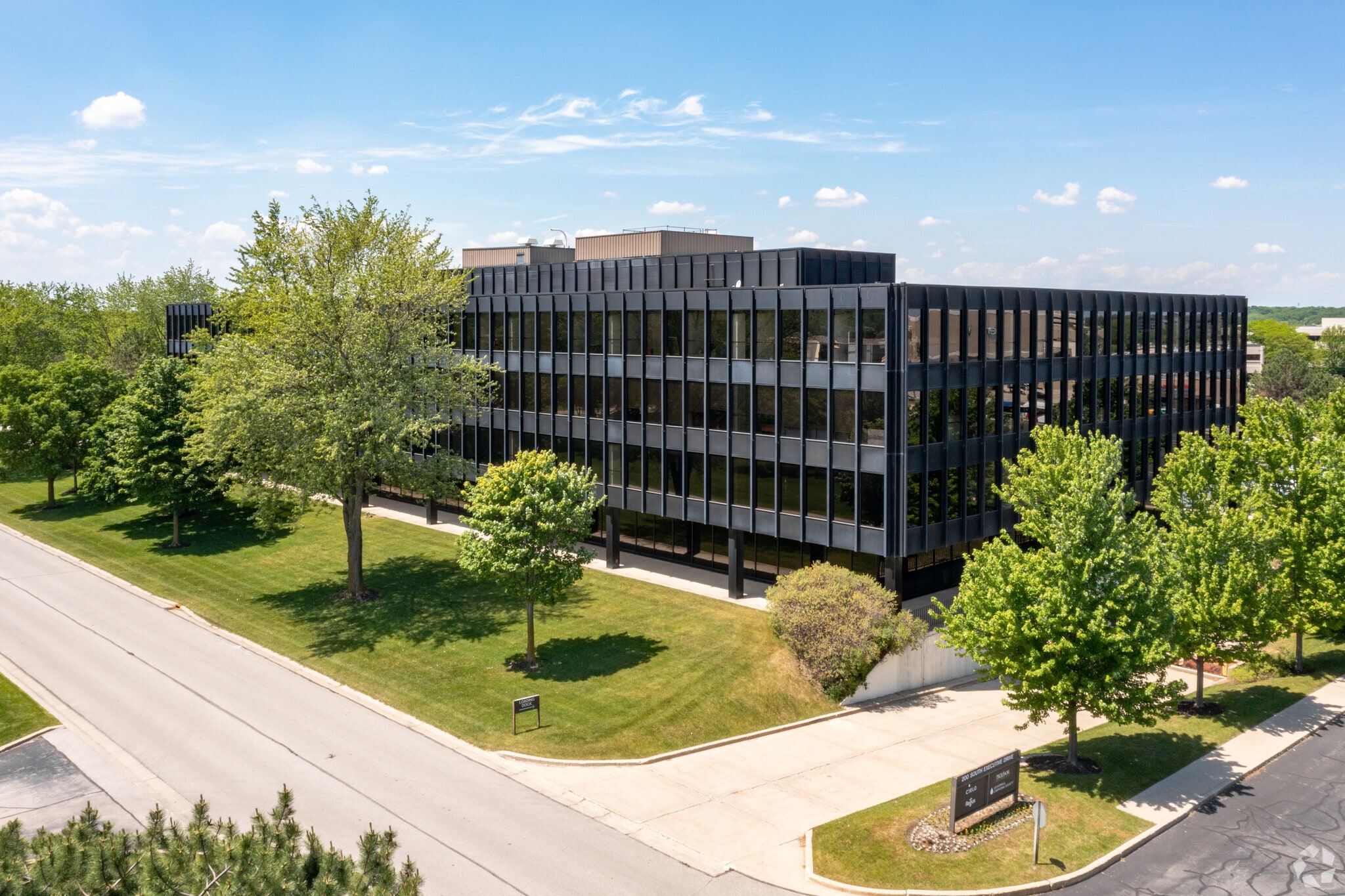 200 S Executive Dr, Brookfield, WI à louer Photo principale– Image 1 sur 9