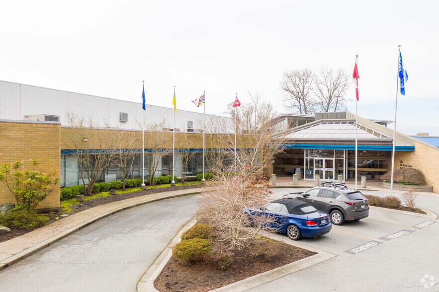 12128 Horseshoe Way Richmond, British Columbia V7a0b5, Vancouver, BC à louer - Photo de l’immeuble – Image 3 sur 7