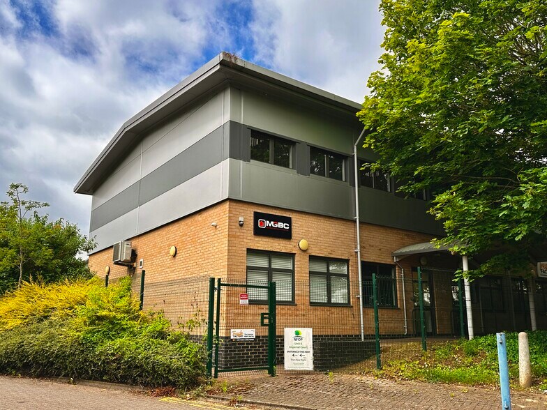 3 Laporte Way, Luton à louer - Photo de l’immeuble – Image 2 sur 2