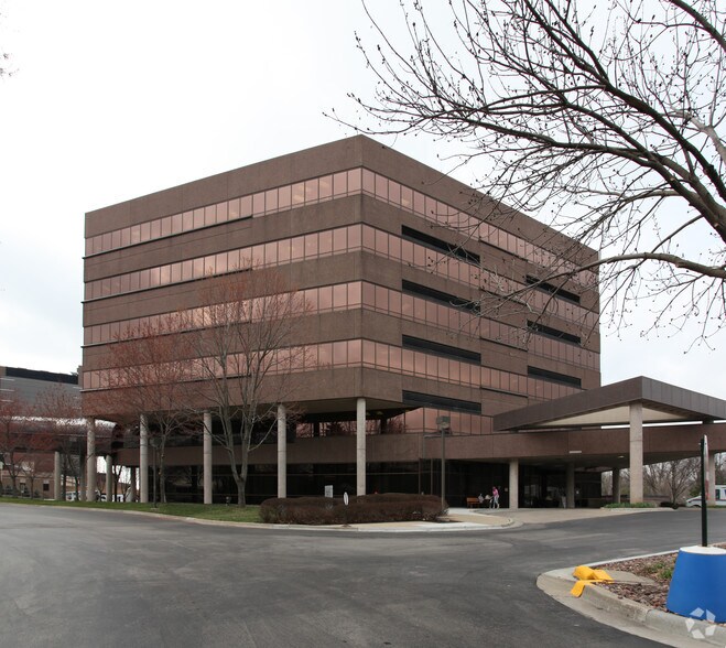 2750 Clay Edwards Dr, North Kansas City, MO à louer - Photo de l’immeuble – Image 2 sur 5