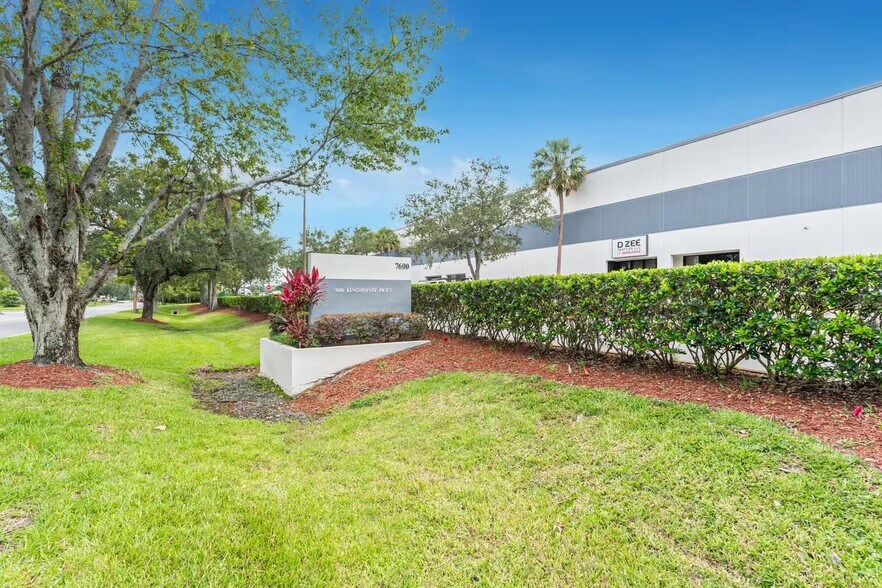 7600 Kingspointe Pky, Orlando, FL à louer - Photo de l’immeuble – Image 2 sur 7