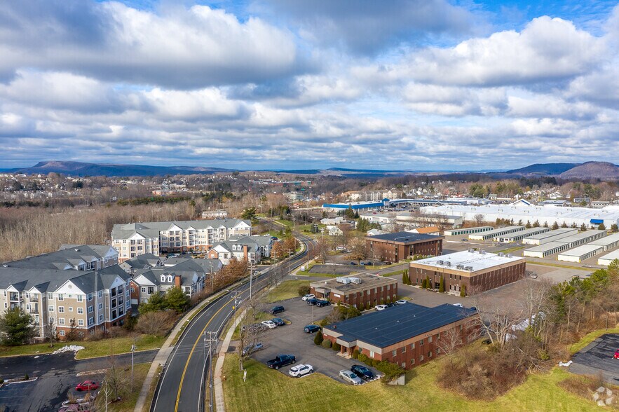 210 Pomeroy Ave, Meriden, CT à louer - Aérien – Image 3 sur 17